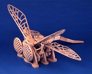 身近にある素材で創られたアート作品を堪能、山形県の酒田市美術館で「遊びごころの『か・た・ち』展」開催
