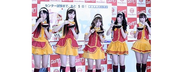 カツ丼を頬張るメンバーら。左から前田亜美、小嶋陽菜、高橋みなみ、倉持明日香、仁藤萌乃 