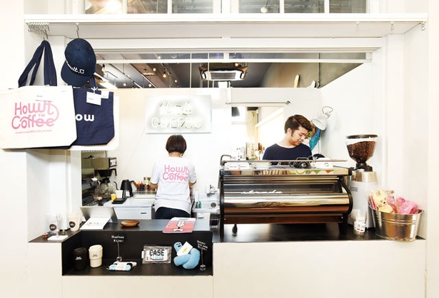 【写真を見る】Howlt Coffee / 旧大名小学校内「awabar fukuoka」の一角に開店。多彩なプロデュースを手がける「株式会社サイノウ」が展開