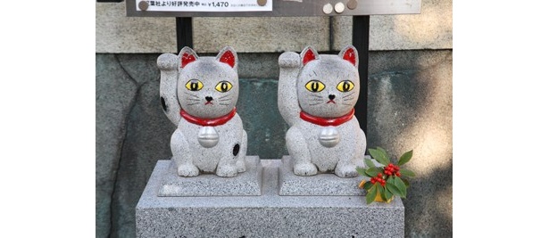 今戸神社：本殿左の招き猫は、携帯電話の待受画面にするといいことがあるとか!? 