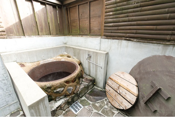 やけどしないように備え付けの風呂底を敷いて入浴。(120分1500円) / 龍頭泉いこいの広場 LONG TABLE CAMPGROUND