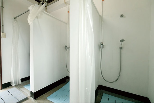 温水シャワー室は男女各3つあるので、待たずに利用できる / 龍頭泉いこいの広場 LONG TABLE CAMPGROUND