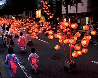 赤く灯ったちょうちんが幻想的に街を染める　山口県山口市で「山口七夕ちょうちんまつり」開催