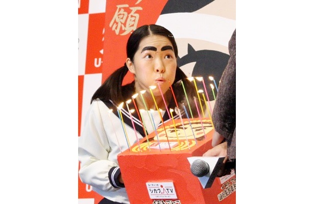 ロウソクの火を吹き消すイモトさん