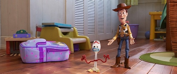ウッディは、自分をゴミだと思っているフォーキーの面倒を見る