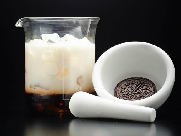 脱法カプチーノ(ココアクッキーを砕いていれるミルク系カクテル)