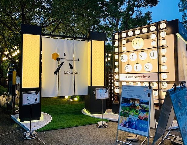屋外の特設ラウンジ「ROKU MIDPARK LOUNGE」の玄関