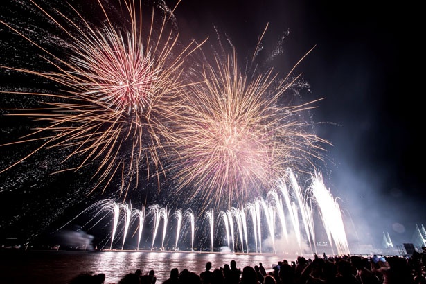 連続スターマインをはじめ、水面に映り込む花火に注目を/芦屋サマーカーニバル