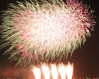 フィナーレを盛大に飾る黄金しだれ柳は圧巻！第39回いたみ花火大会の花火＆混雑回避情報