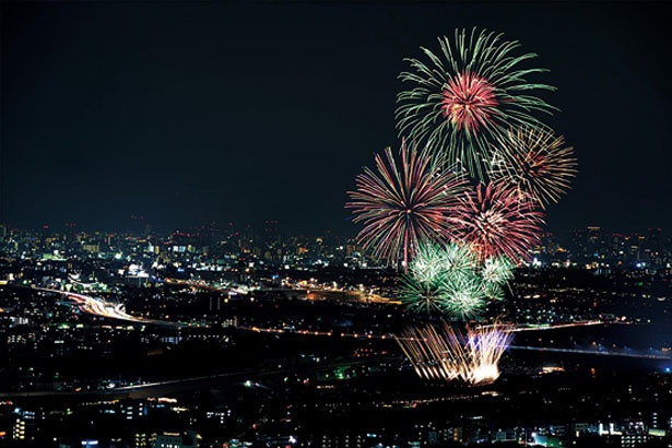 色彩豊かなスターマインや巨大な打ち上げ花火は、夜景の中に輝く宝石のよう/猪名川花火大会