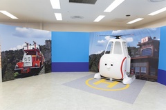 特殊消防車のフリンとヘリコプタのハロルド。操縦席に入ることが可能で、レバーを引くとプロペラの回る音がしたり、ボタンを押すとゲージが光ったりと変化が楽しめる