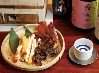 一夜干しと冷酒で一杯！アテを卓上七輪で焼きながら味わえる「魚と焼 参五八」