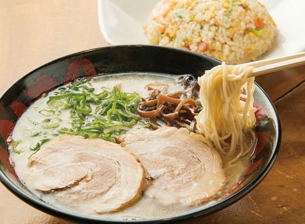 ラーメンTAIZO 赤坂本店 / 「半チャーハンセット」(800円)。焼き飯の具材は大きくカットし、食べ応えを重視。豚骨スープとの相性を考え、あっさりとした味付け