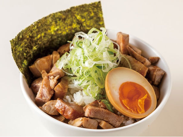つけ麺 Tetsuji / 「ミニチャーシュー丼」(300円)。炙りチャーシュー、煮卵、海苔、ネギが入り、甘辛いタレがかかる