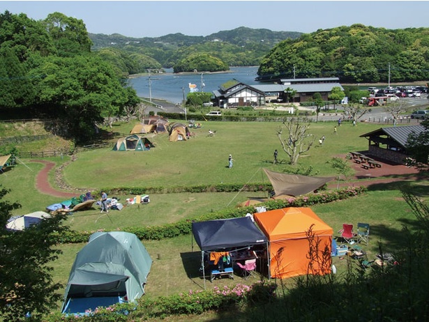 【写真を見る】 ふれあい自然塾 ひぜんキャンプ場 / サイトは棚田状で、最上部が最も景色がいい