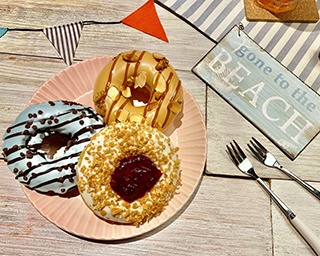 甘酸っぱ～い「ベリー パイ」など3種と“ゆめかわ”ドリンク！ クリスピーの夏の新作を食べてみた