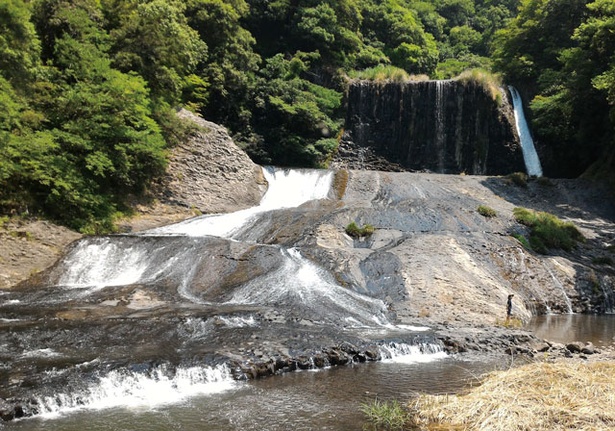 【写真を見る】オートキャンプ竜門 / 近くにある「竜門の滝」は、夏には滝すべりもできる