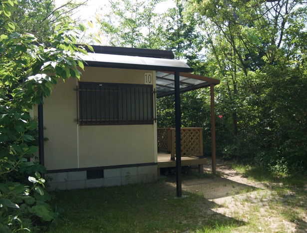伊都乃国 白糸ファミリーオートキャンプ場 / 冷蔵庫と流し台を完備するハウス