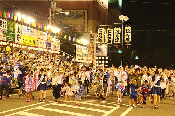 本格阿波おどりを堪能 徳島県鳴門市で 鳴門市阿波おどり19 開催 ウォーカープラス