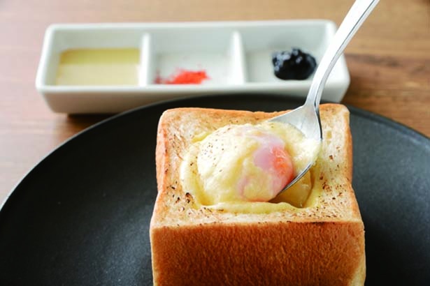 【写真を見る】中に温泉卵を忍ばせた4種のチーズトースト(550円)も人気。岩海苔、七味、ハチミツをお好みで/HANAZONO CAFE