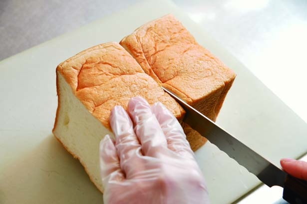 小ぶりながら極厚の食パンは1斤の半分を使用。立方体に近いフォルムが特徴的/HANAZONO CAFE