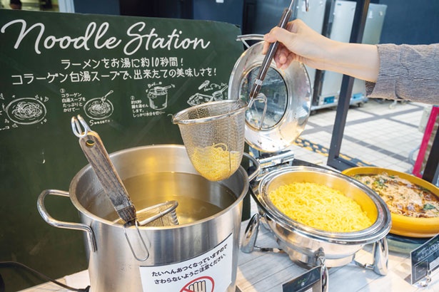 麺を10秒ほどお湯につけて、その後は自分で湯切りするセルフスタイルで子供にも大人気/大阪タカシマヤ 屋上ビアガーデン