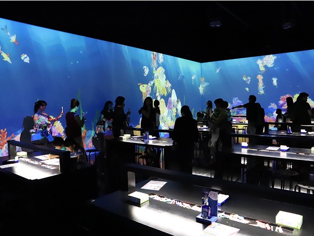 来場者が描いた魚たちが泳ぐ「お絵かき水族館」
