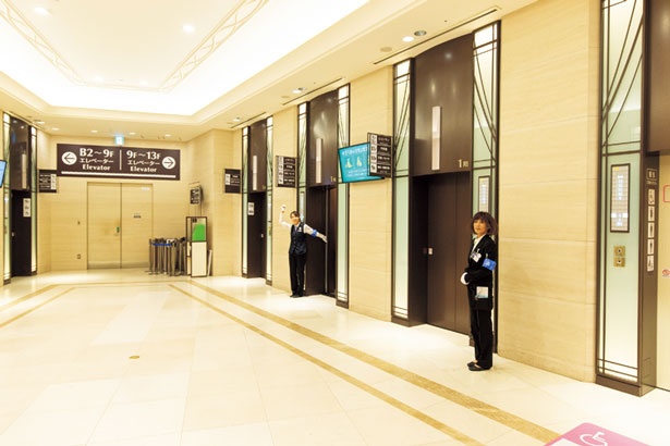 百貨店西、JR大阪駅側入口すぐのエレベーターで会場へ。写真右手の11〜12番のエレベーターの利用が最適/うめだ阪急ビアガーデン