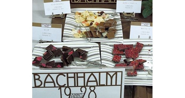 仲間と、割ったチョコをワイワイ食べれば楽しさいっぱい♪