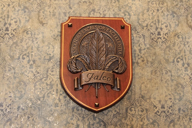 レセプションの横に飾られている、ファルコ家の紋章。反対側には“S.E.A.”の紋章もある