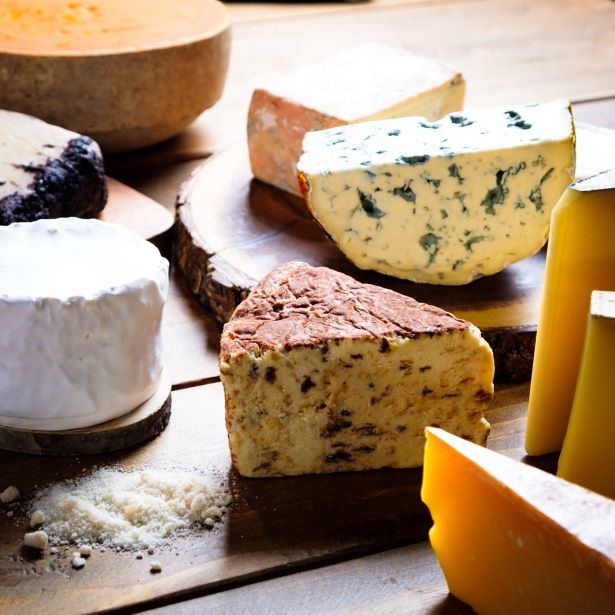 【写真を見る】世界中のさまざまなチーズが楽しめる