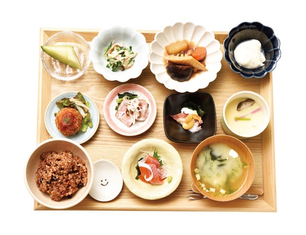 ネムノキ茶屋 / 「ねむのきランチ」(1620円)。食材は季節で替わり、ご飯は温泉ねかせ玄米か白米が選べる