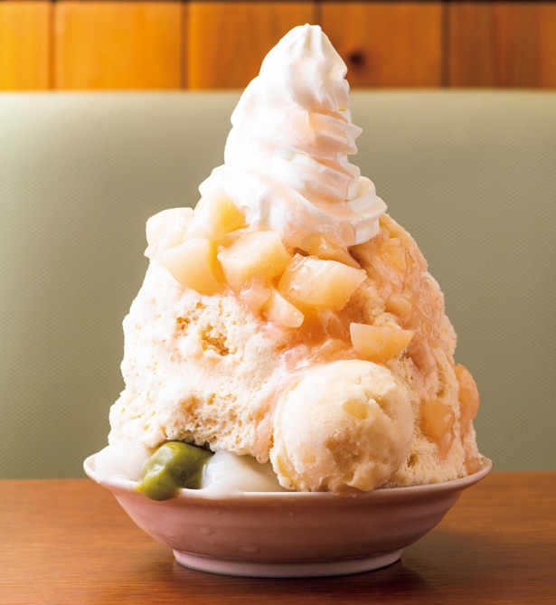 ソフトクリームと大きくカットされた桃がボリューム満点「ピーチソフトミルク」(1200円)/「古今茶家」