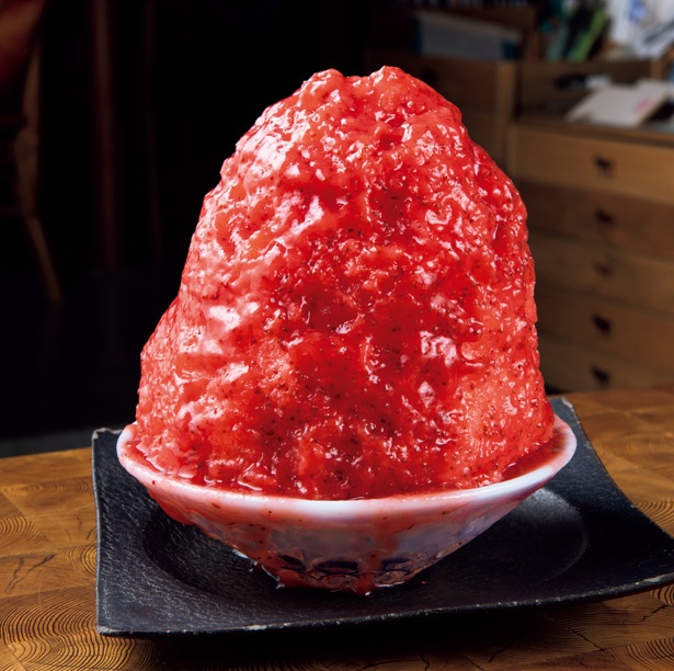 白い氷が見えないほどに、イチゴシロップがまんべんなくたっぷりとかけられている「摘みたていちご」(950円)/「尼ケ坂サロン」