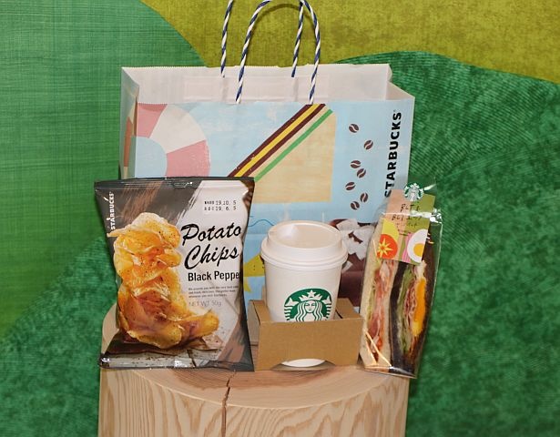 期間、数量限定。指定のドリンク・サンドイッチ・ポテトチップスの3種を購入したユーザーには専用TO GOバッグに入れて提供する
