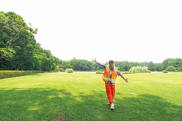 見渡す限り一面の緑が広がる芝生広場でひと休みしよう
