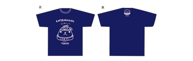 紺地に白文字でさわやかに「カピバラさんキュルッとショップ東京駅限定Tシャツ/NE」(2625円)