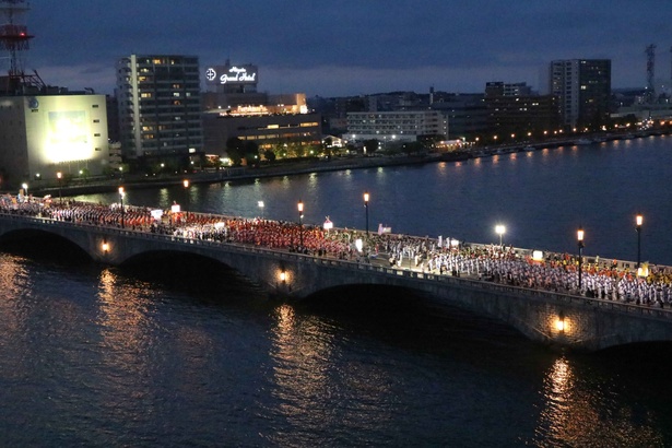 萬代橋を埋め尽くす日本最大級の民謡流し「大民謡流し」
