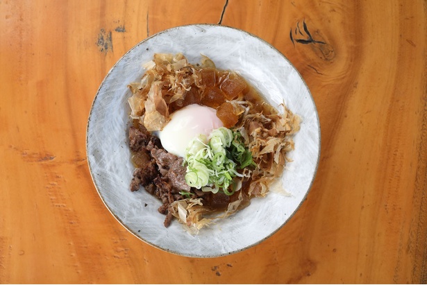 あまてらすの隠れcafé / 「冷やし高千穂牛そば」(温玉入り850円)は、氷状にした自家製ダシ入りで最後まで冷たい