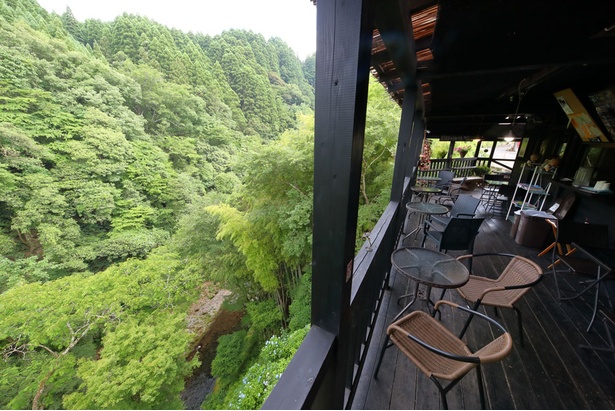 【写真を見る】あまてらすの隠れcafé / テラス席からは岩戸渓谷の絶景が楽しめる。通り抜ける風が心地よい空間だ