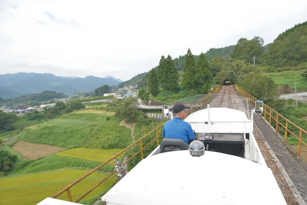 高千穂あまてらす鉄道 / 30人乗りのグランド・スーパーカートの床部は強化ガラスなので、鉄橋通過時の眺めは迫力満点