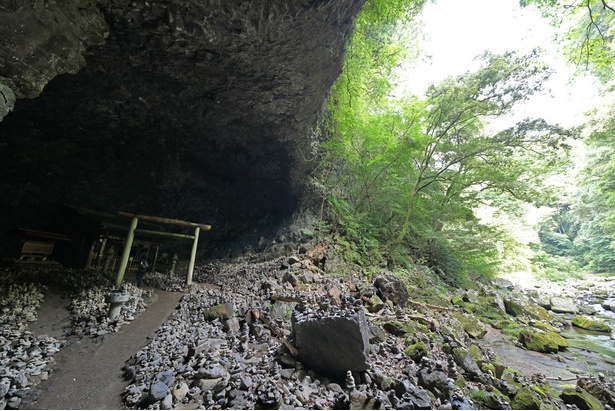天安河原 / 天安河原までの道は渓流沿いで清々しい空間。お参りのあとの渓谷を望む風景も美しい