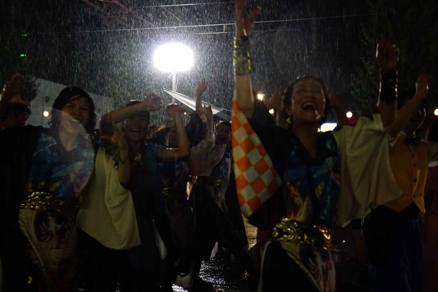 急な雨にも冷めない熱気が祭りの盛り上がりを伝える