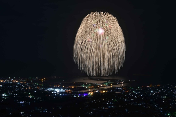 九州最大の三尺玉花火が打ち上がる人気の花火大会