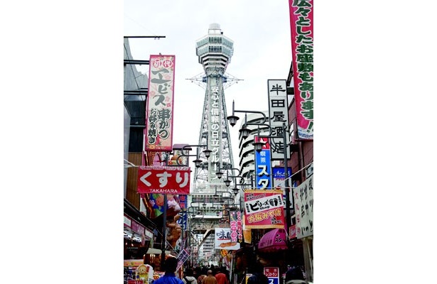 商店や飲食店が立ち並ぶ雑多な街並みに立つ通天閣。いわずと知れた大阪のシンボルだ