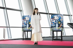 【写真を見る】白いシャツワンピにロングスカートを合わせた爽やかな衣装で登場した飯豊
