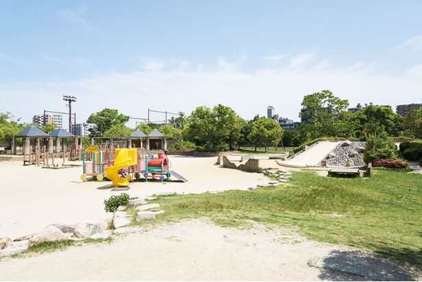 アスレチック遊具や、石の滑り台などが設置されている / 百道中央公園