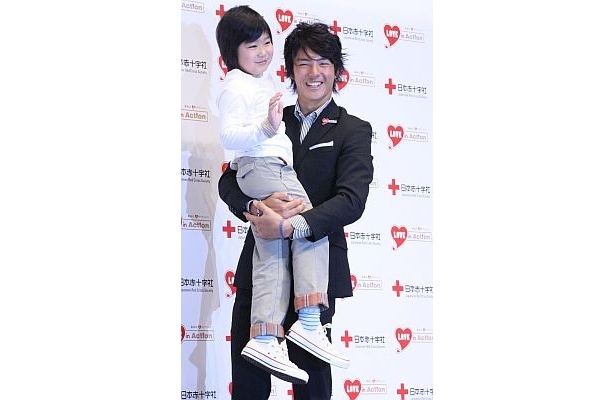 【写真】まるでパパ!? CM共演者の峰山真彩ちゃんを抱っこする石川遼選手
