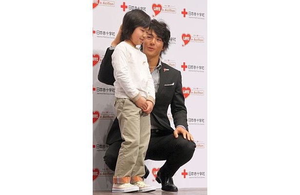 峰山真彩ちゃんの頭をナデナデ