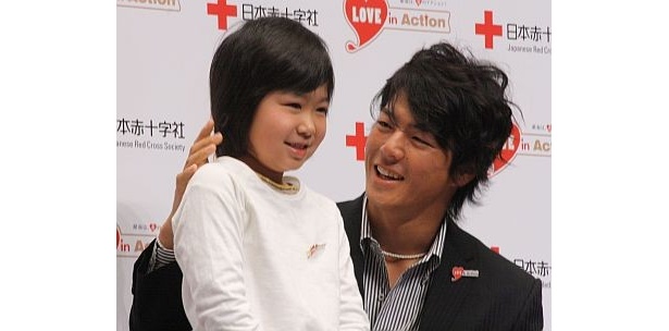峰山真彩ちゃんの緊張をほぐす石川遼選手